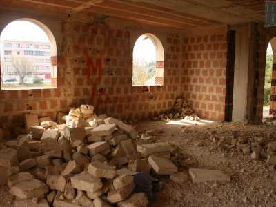 Per terra notiamo solo cumuli di macerie e calcinacci